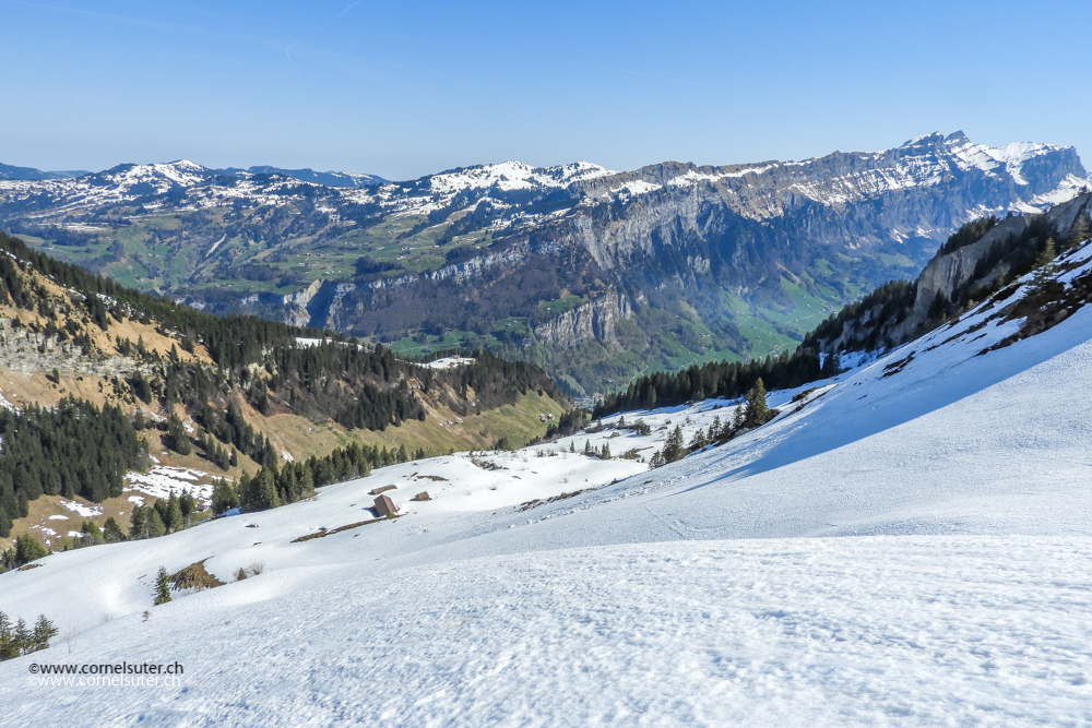 Bei der Alp Vor den Löcheren, unten unsere Alp Rotenbalm, weit unten das Muotathal.