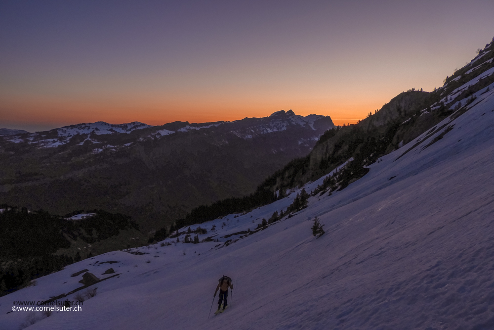 Der Tag erwacht, schönes Morgenrot. Es ist 6uhr und wir sind bereits oberhalb unserer Alp Rotenbalm.
