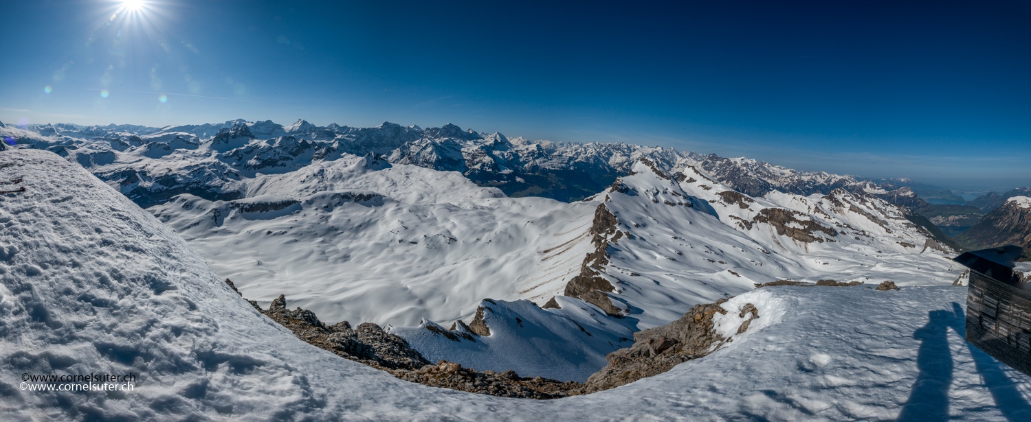 Pano Aussicht auf dem Chaiserstock. Links hinten der Höch Turm, rechts das Riemenstaldnertal.