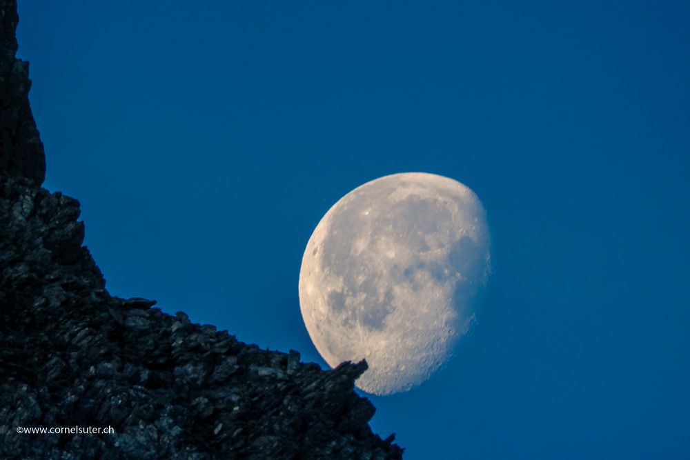 Der Mond streift irgend ein Grat.
