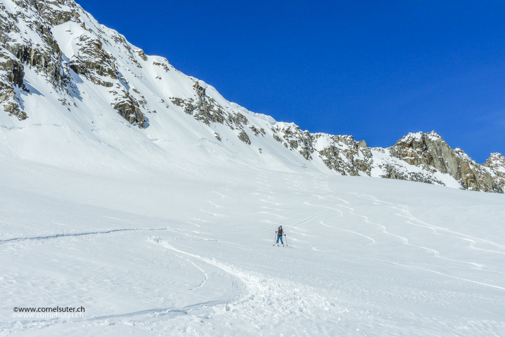 Und los gehts, einfach hinunter fahren auf dem Tiefengletscher.