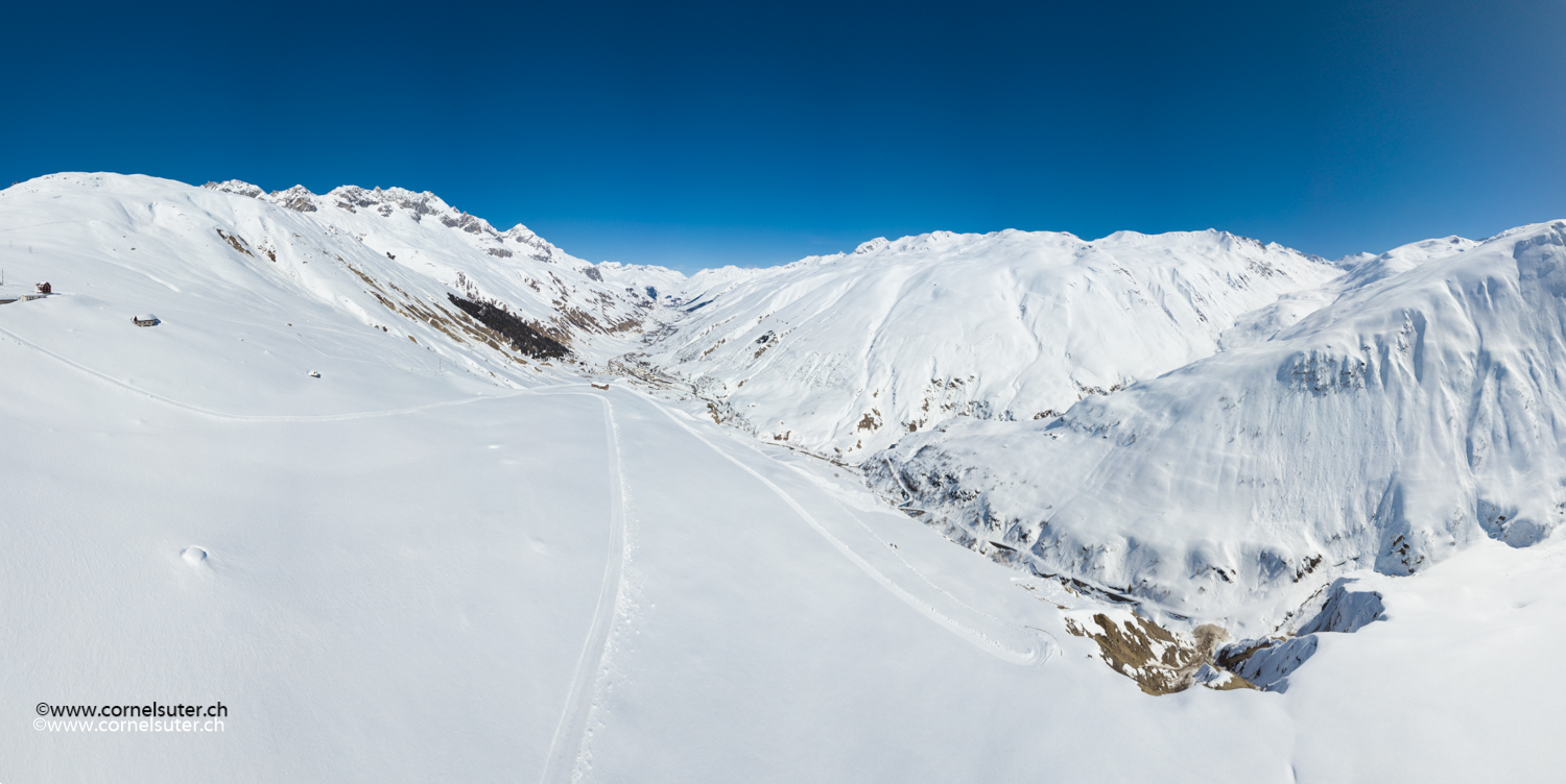 Links Hotel Galenstock, Aussicht zum Urserental