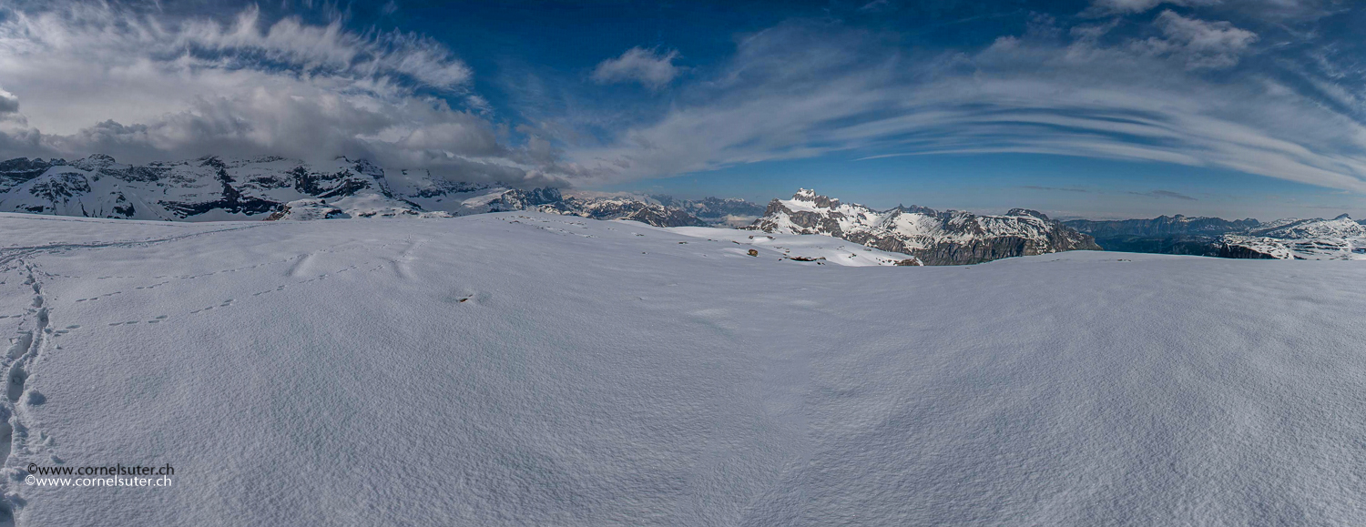 Pano Aussicht, links die Föhnmauer über dem Clariden usw, rechts hinaus gehts zum Muotathal