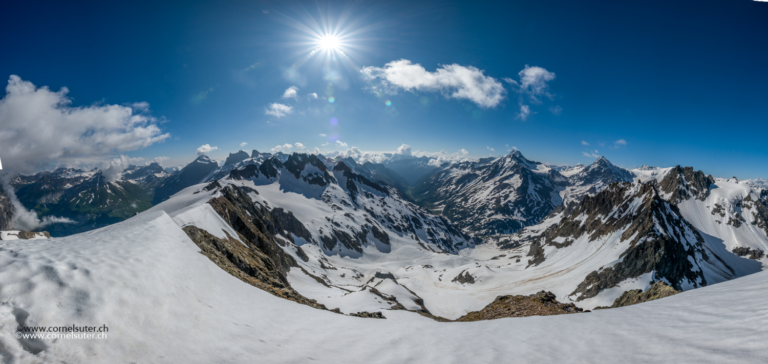Panorama auf dem Grassen 2946m, ca mitte Bild das Meiental...