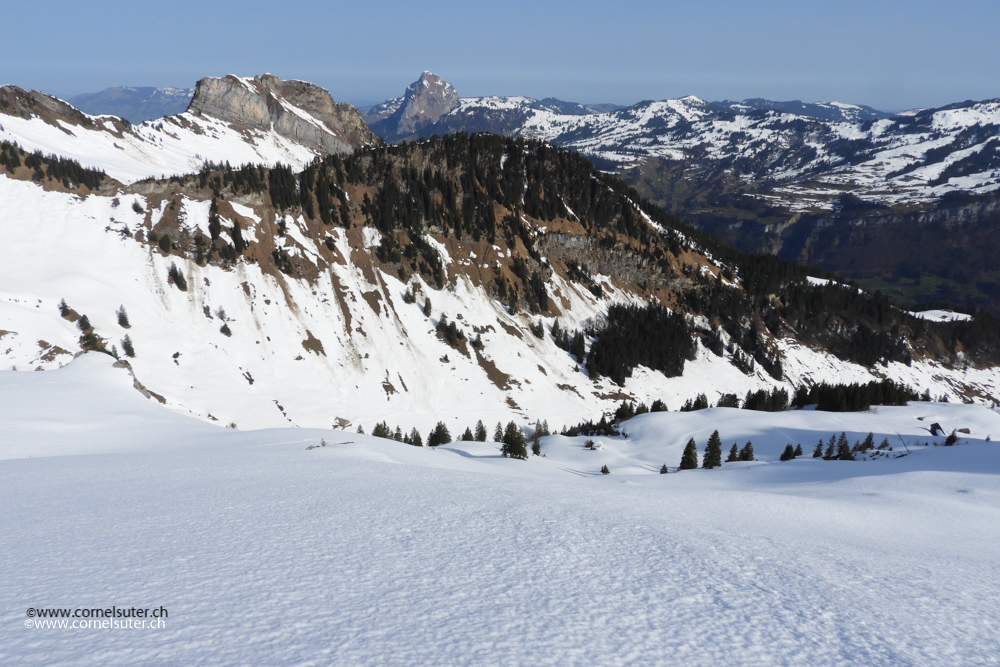 Bei der Alp vor den Löcheren, weiter unten am rechten Bildrand ist unsere Alp Rotenbalm.