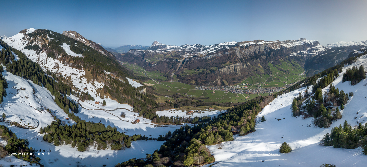 Zuletzt noch ein Panobild aus der Luft, links hinauf gehts zur Goldplangg, rechts bis zum Pragelpass.
