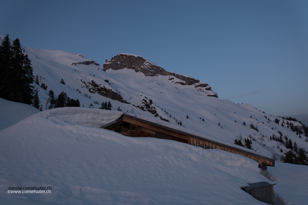 Es hat immer noch viel Schnee....im Hintergrund der Gross Achslenstock 2175m.