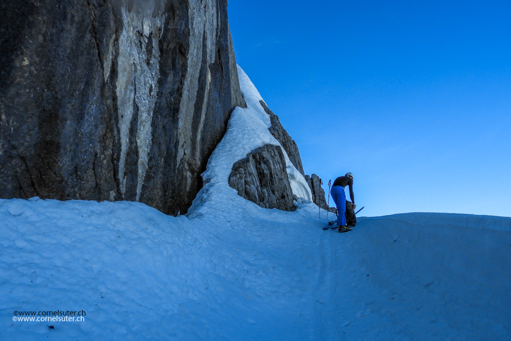 Es hat viel Schnee. Leider war der Schnee nicht hart und wir durften in die Felsen ausweichen...