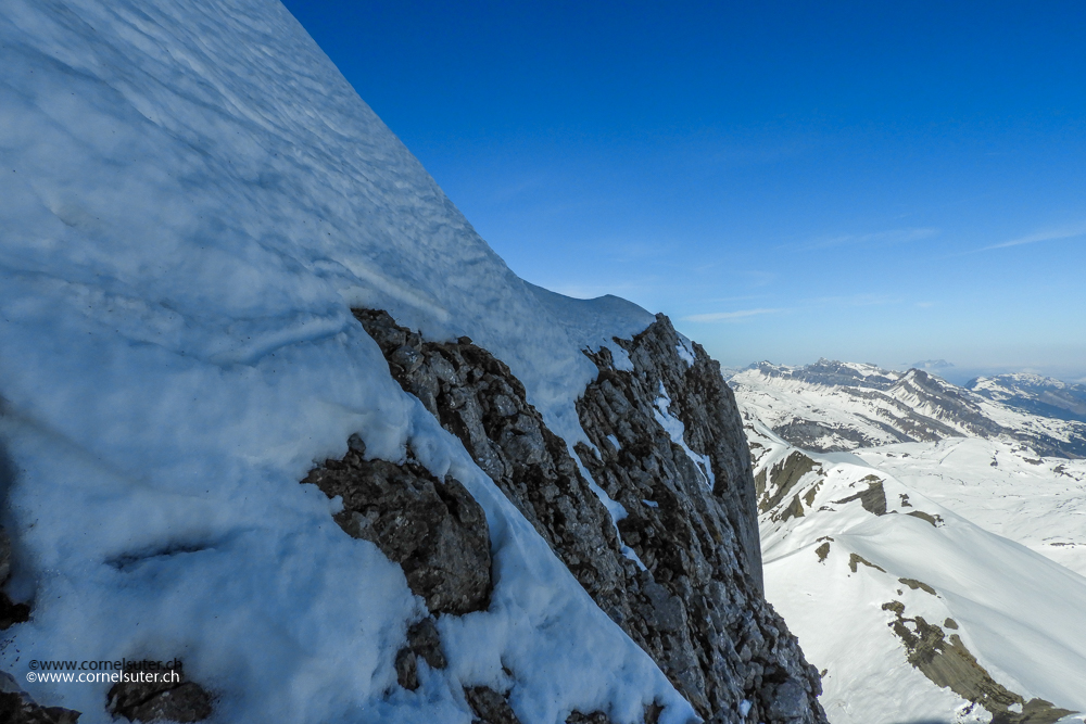 Dann kommt das steile Schneefeld hier querten wir an dessen unteren Ende, auch in den Felsen...