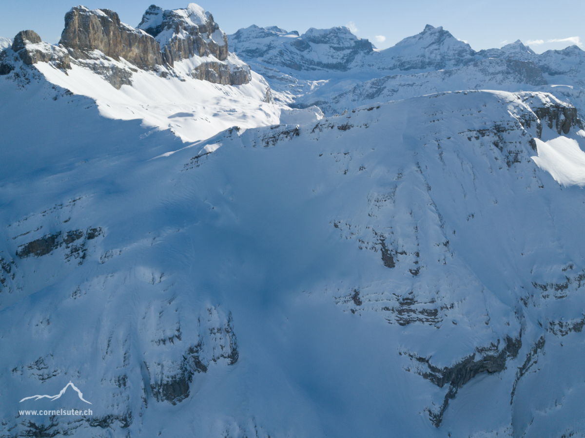 Flugbild zum Höch Pfaffen, oben links der Alpler Torstock, Schächentaler Windgällen, Clariden, Chammliberg, Schärhorn, Gross Düssi.