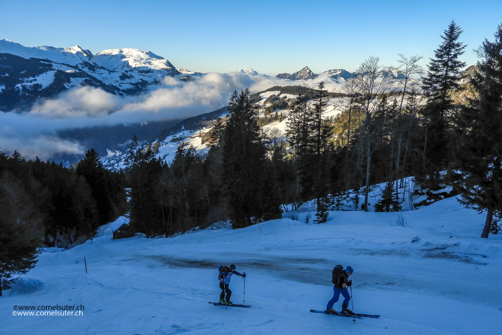 Am Aufstieg auf der Piste entlang