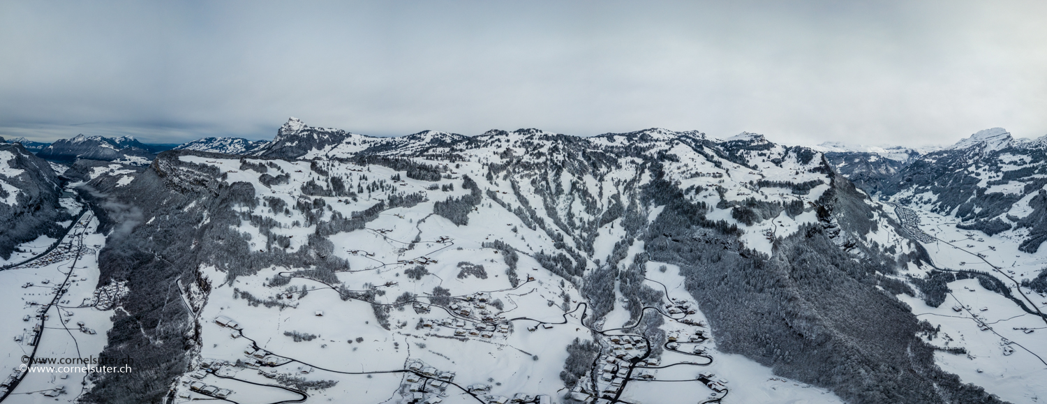 Nach der Tour wieder ein Flugbild. Links die Hesigen bis zum Schlattli, mitte illgau, rechts hinten das Muotathal.