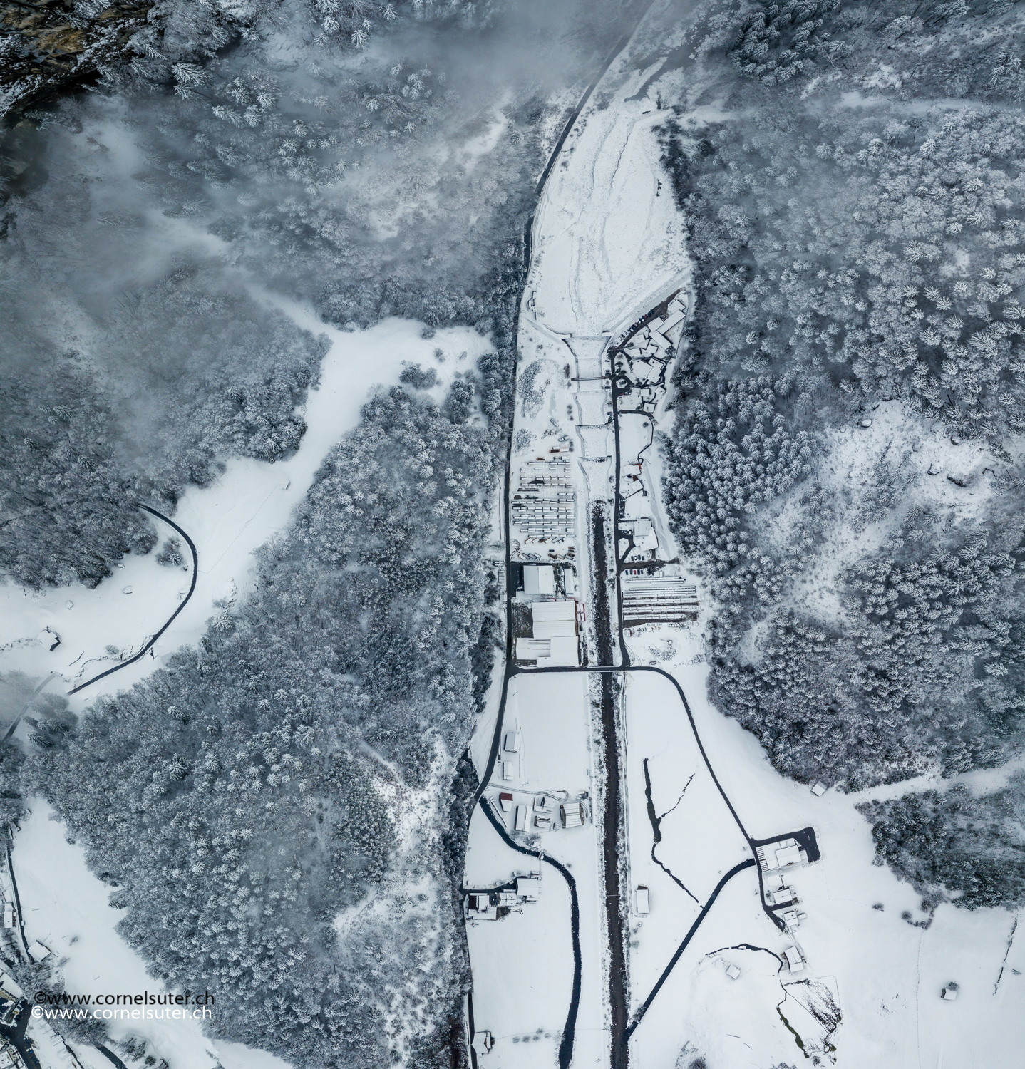 z Balmä hindä. mit Höch Murä, Husky Lodge. Links das Bachholz und die Pragelstrasse.