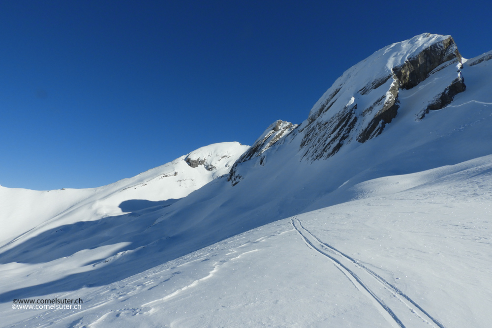 Links hinten der Ortstock, rechts der Schijen.