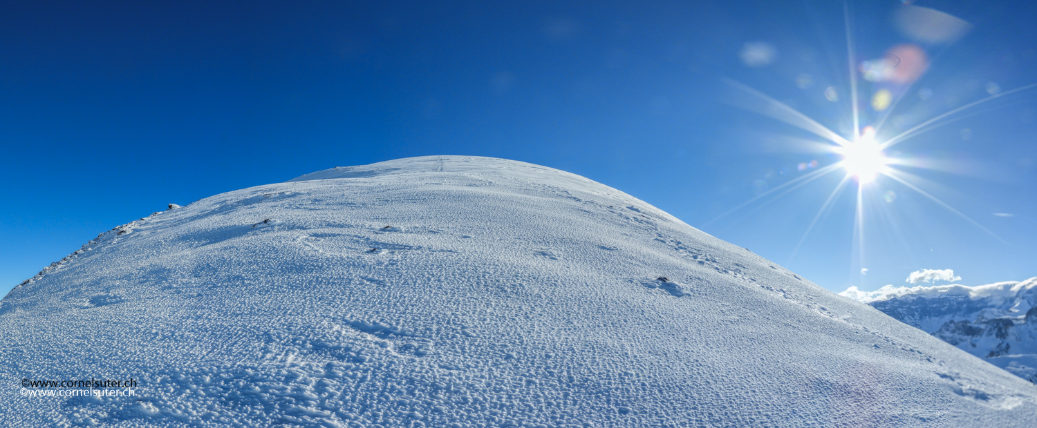 Oberhalb der Kette sicht hinauf zum Gipfel.