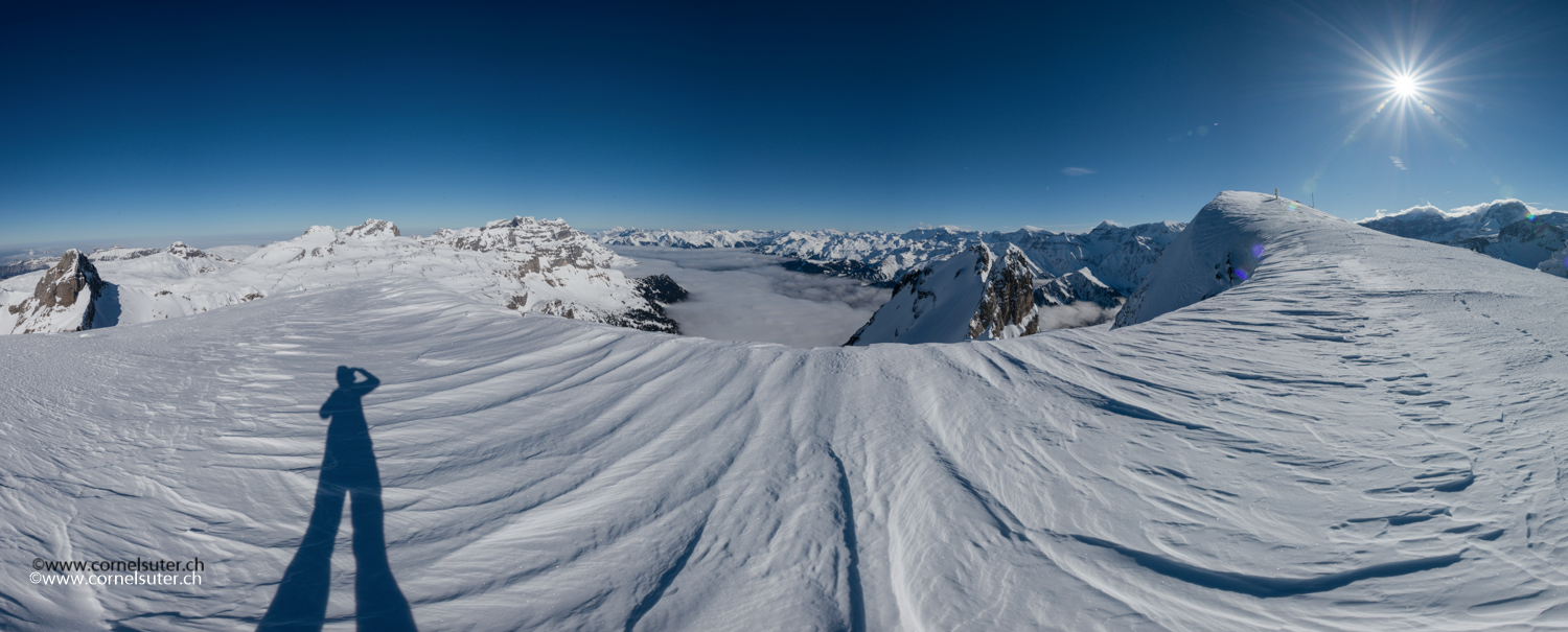 Pano Sicht, links der Höch Turm, nach rechts über die Glarneralpen bis zum Tödi 3614m.