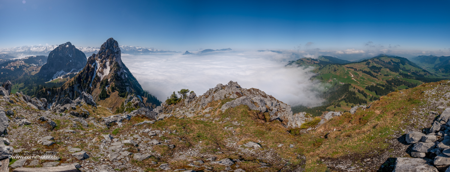 Ein imposantes Nebelmeer über dem Talkesel Schwyz.