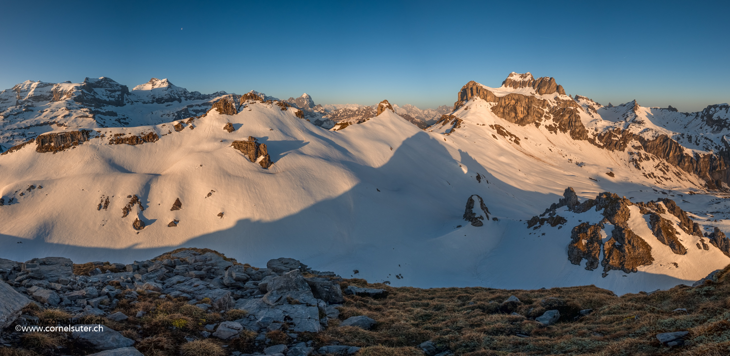 Morgenstimmung, links der Clariden bis nach rechts zum Alplerhorn.