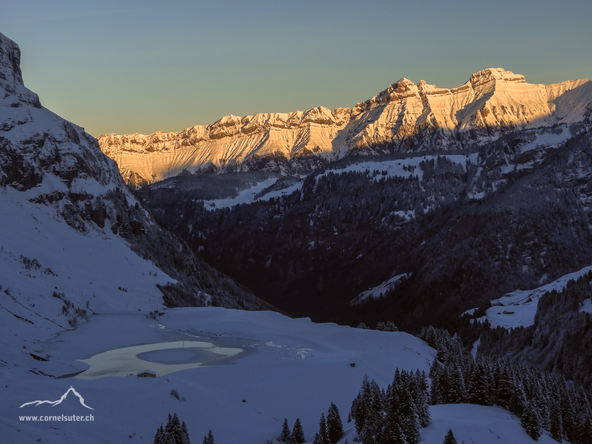 Der Heuberig mit Druesberg und Forstberg, im Vordergrund der Waldisee