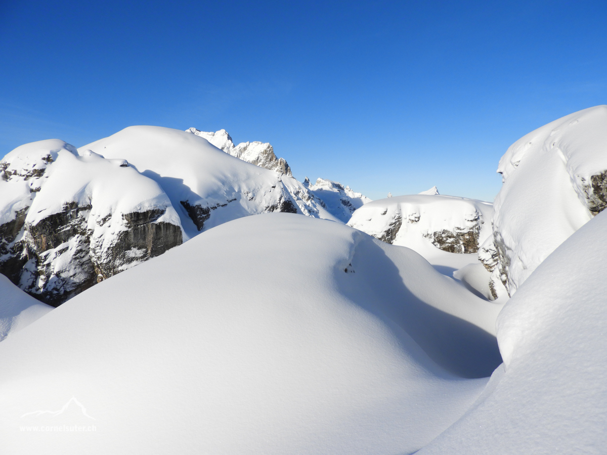 Winterwönderländ auf dem Rau Stöckli unterwegs zum höchsten Punkt links hinten....