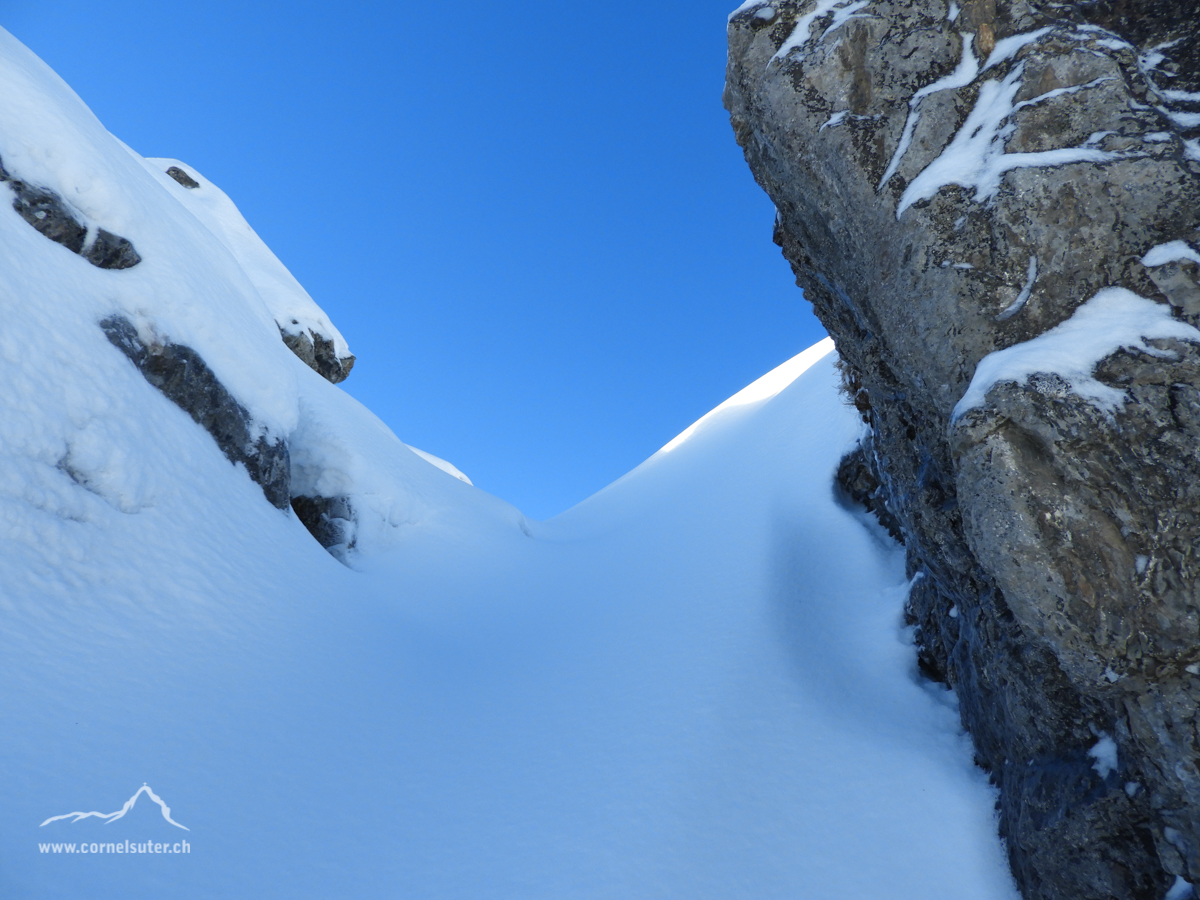 im kurzen Couloir hinauf.