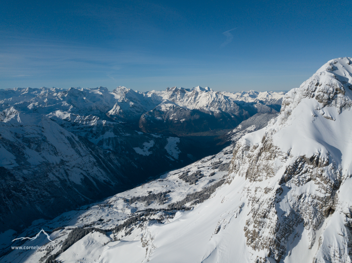 Vorbei an der Schächentaler Windgällen, mit Sicht hinunter in Schächental