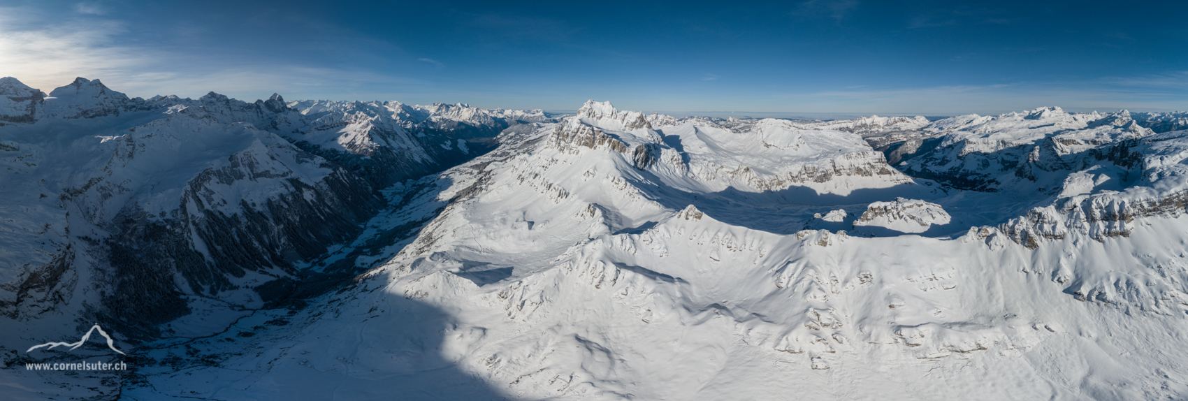 Links oben das Schärhorn, weiter folgt das Schächental, mitte die Schächentaler Windgällen, bis rechts zur Ruosalp mit Glatten usw.