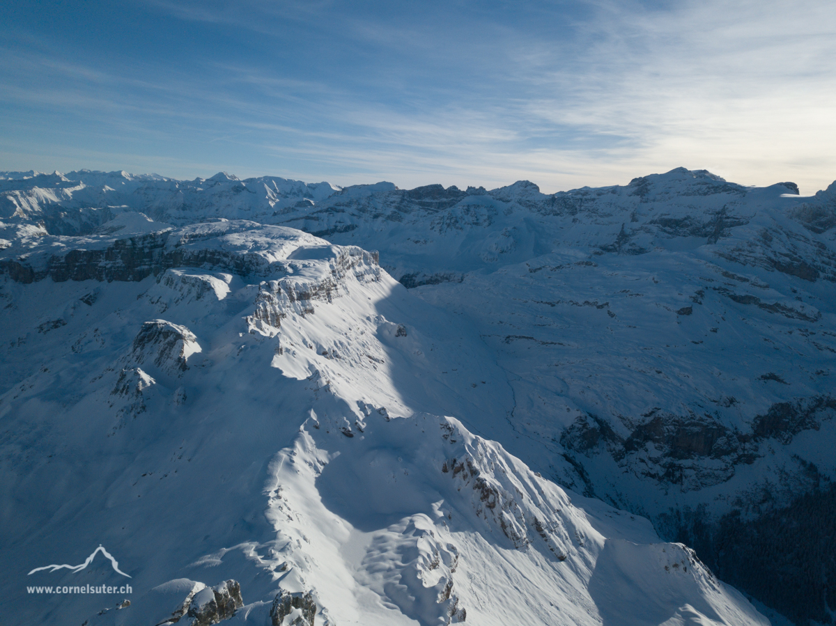 Rückflug zum Rau Stöckli, rechts hinten der Klausenpass.
