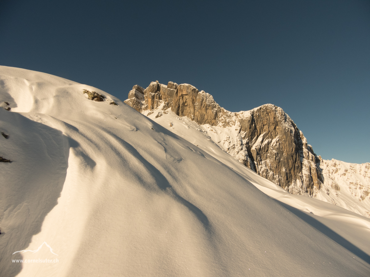 Ankunft auf der Ruosalpler Chulm 2177m. Im Hintergrund die Felswände der Läged Windgällen...