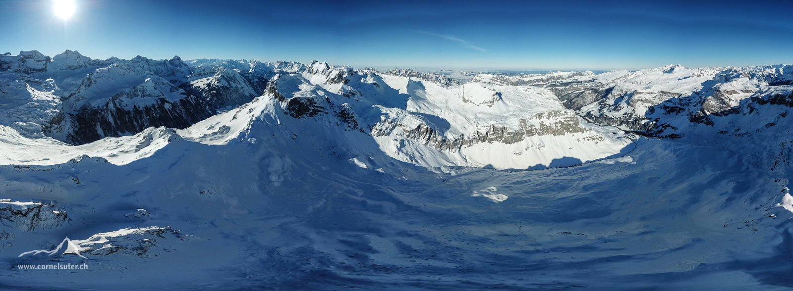 Panobild, links das Schächental, rechts das Bisisthal.