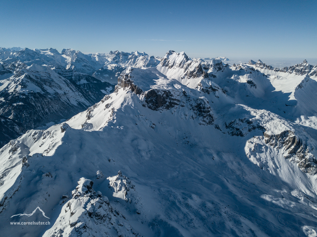 Nochmal ein Flugbild zu den Windgällen, ganz rechts der Chaiserstock.