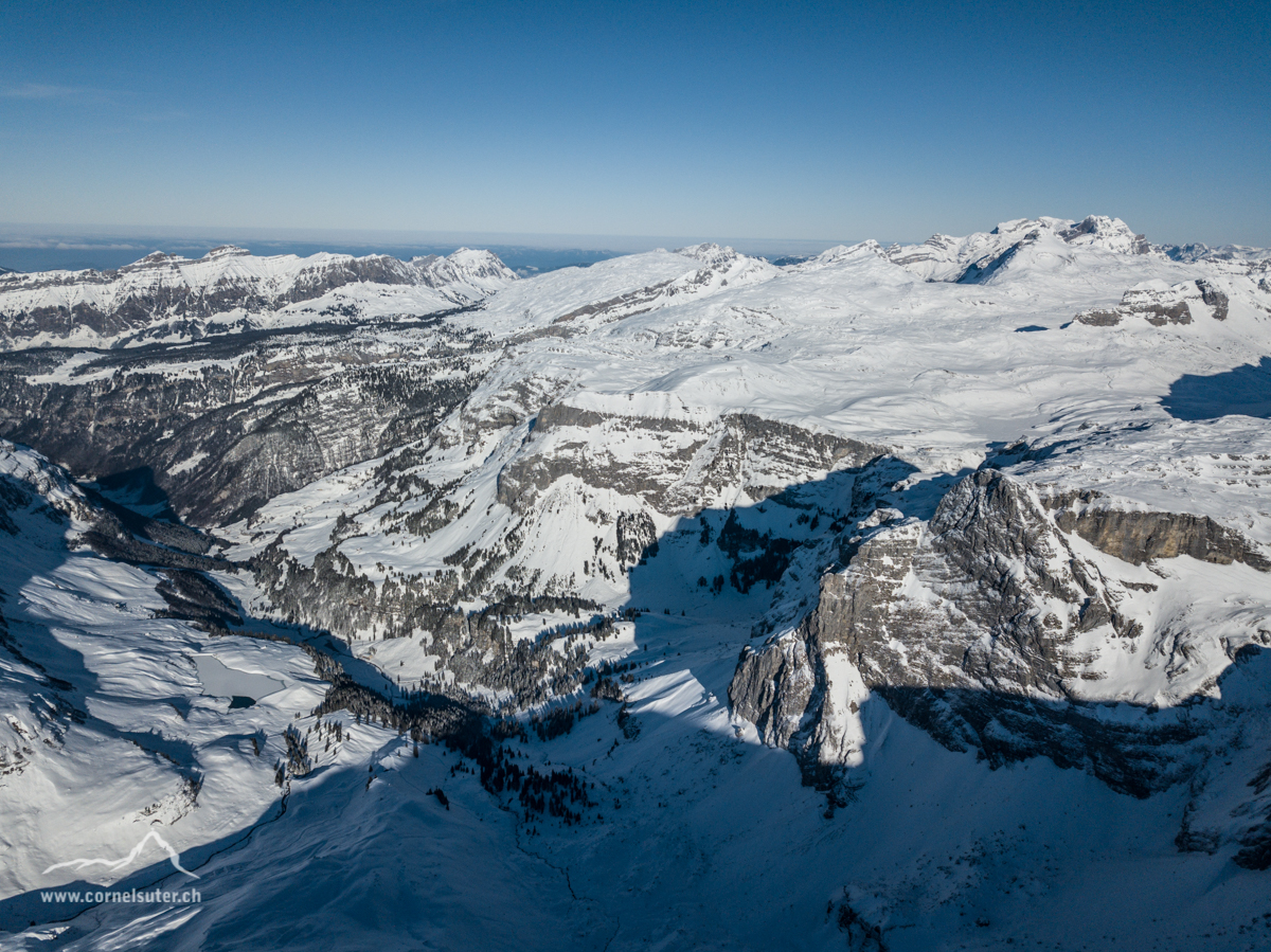 Sicht zum Waldisee, Sahli, rechts oben die Glattalp.