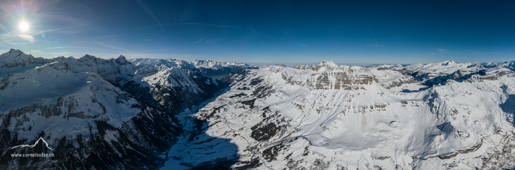 Das Schächental, links oben das Schärhorn, bis nach rechts die Klausenpassstrasse und der Glatten. (26.12.2018 / 11:30Uhr)