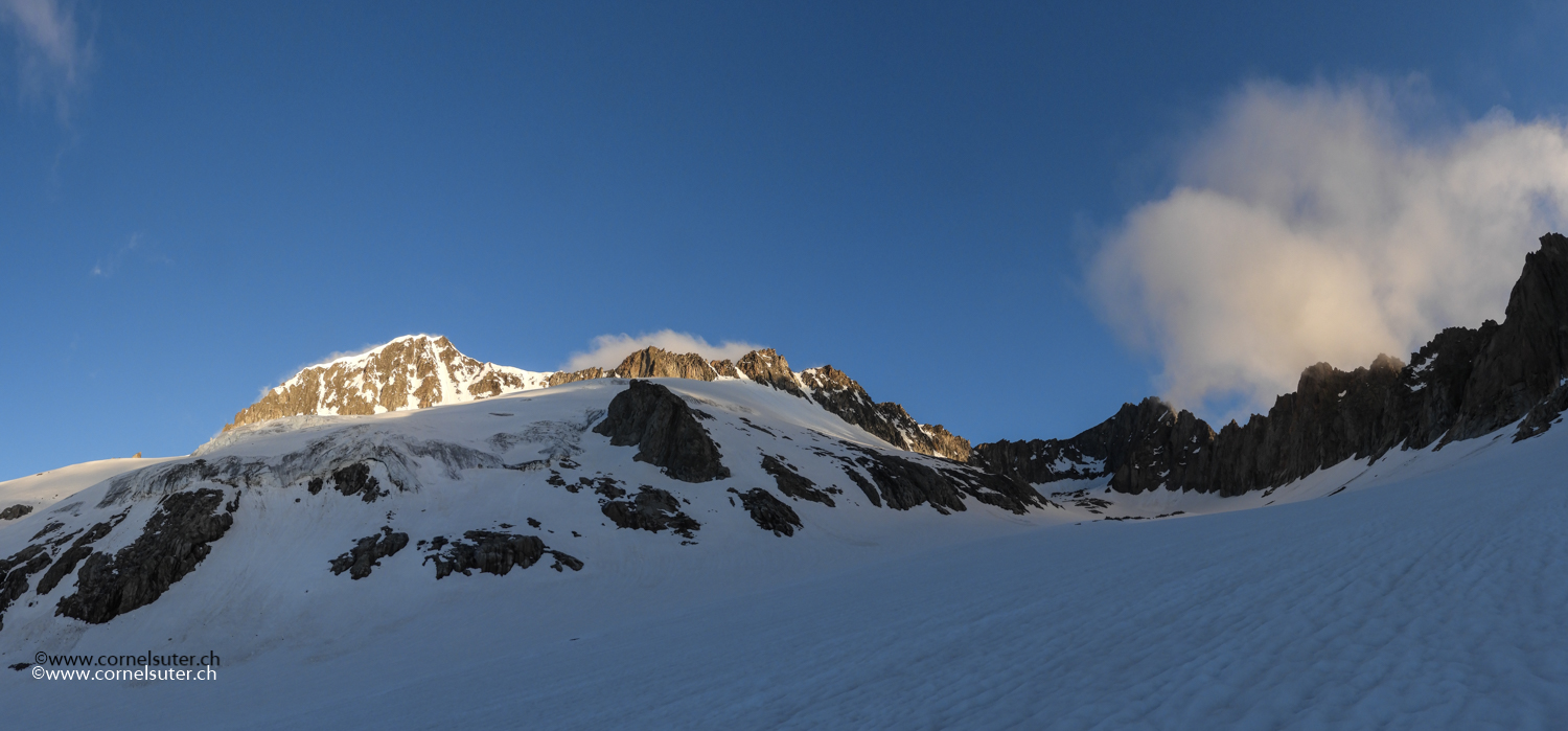 Auf dem Tiefengletscher, links oben der Galenstock, rechts hinten der Tiefenstock
