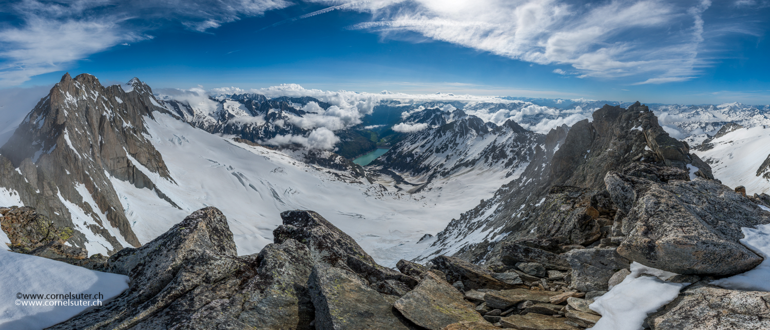 Nach ca 1h zack  haben sich die Wolken fast aufgelöst. Sicht hinunter zum Göscheneralpsee.