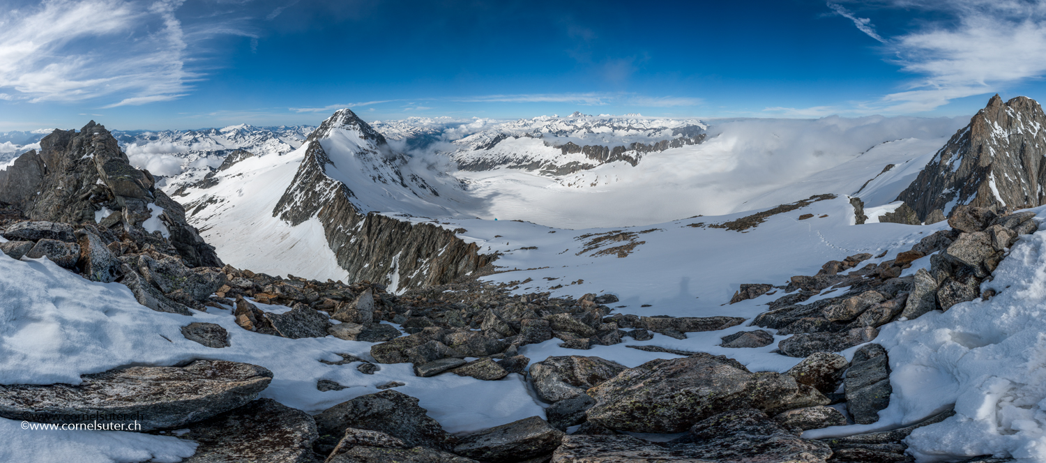 Panosicht zum Galenstock und Rhonegletscher.