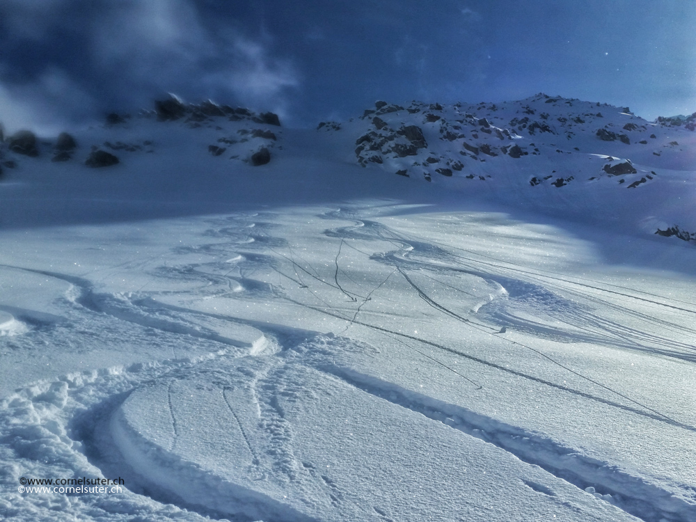 Federleichter Pulverschnee auf gut gesetzter kompakter Unterlage. 