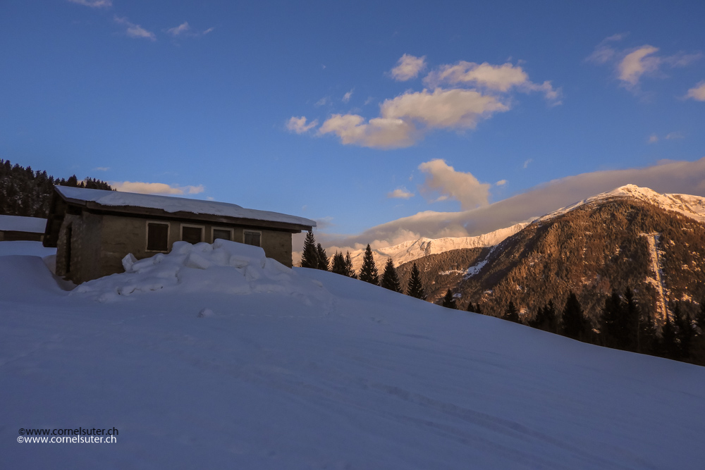Ankunft bei Gioett, Morgenstimmung, die Nordwindwalze im Gotthardgebiet, rechts der Druckstollen des Ritomsee.
