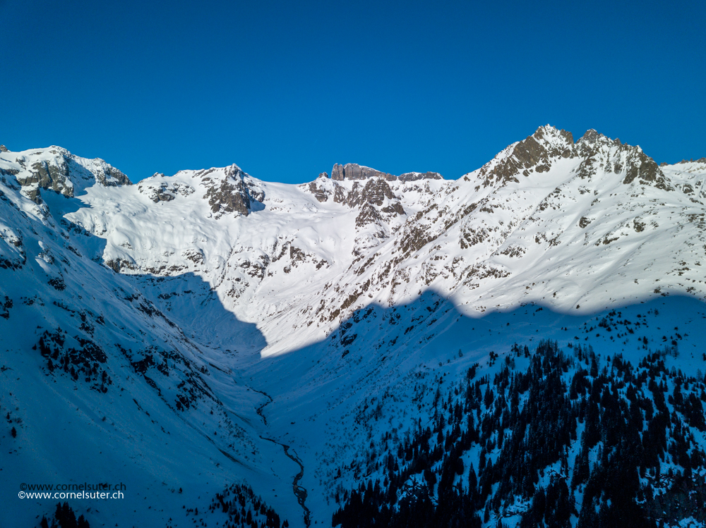Das Tal der Chlialp. Oben die grosse Flache Lücke rechts davon das Wintertürmli.
