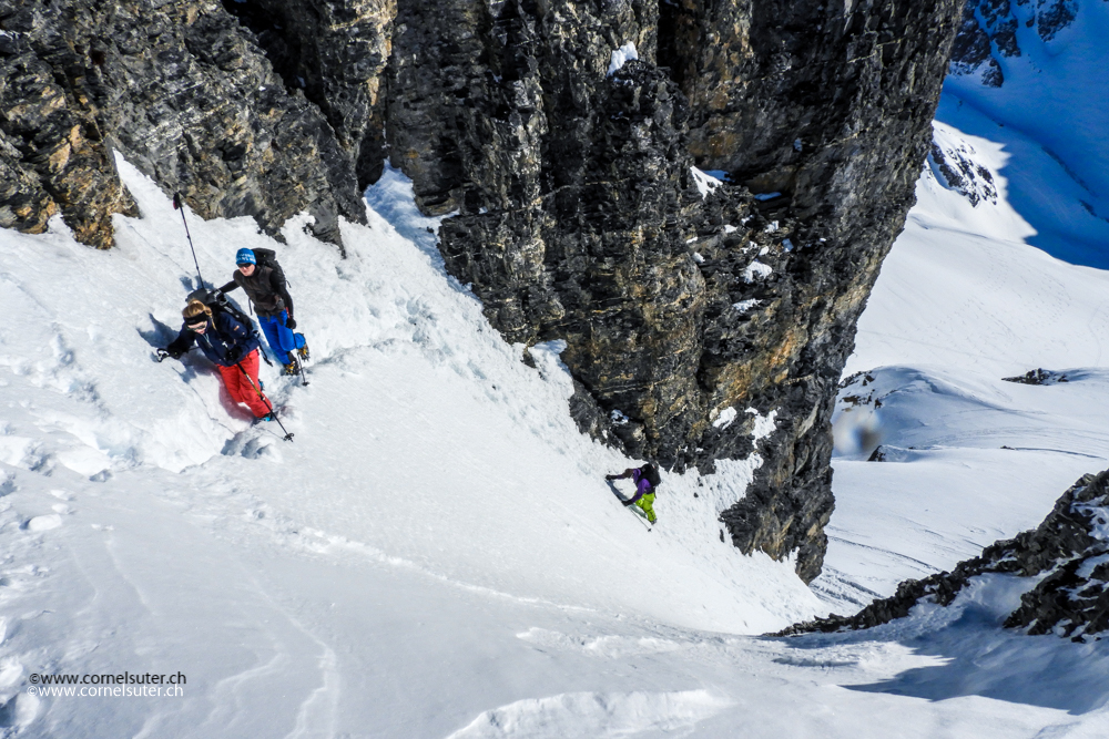 Aufstieg im Couloir, Steigeisen von Vorteil.