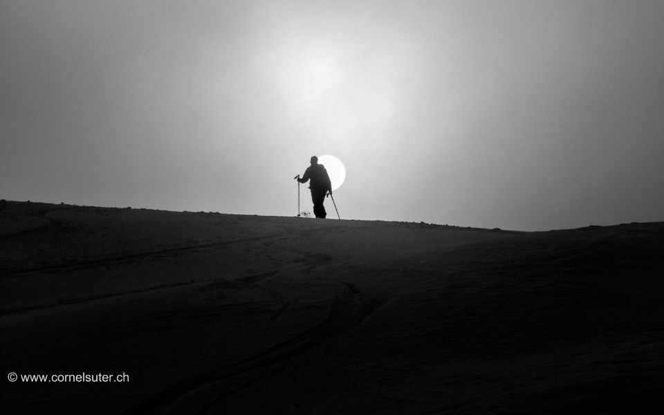 Bald über dem Nebel an der Sonne, Skitourengänger unterwegs am Brudelhorn, Goms (24.01.2015)