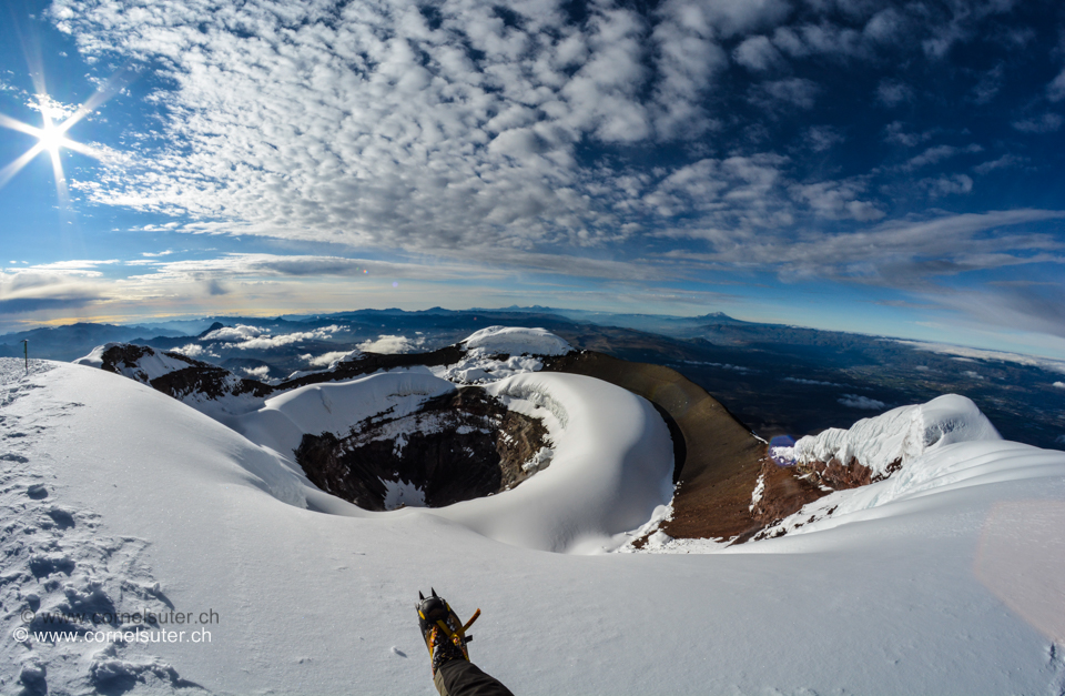 Am 13.November 2014 um 7:15 Uhr durfte ich auf dem Cotopaxi 5897m stehen. Für mich ein sehr Emotionales Erlebnis.Bild auf dem Gipfel Sicht in den Vulkankrater.Etwas rechts hinten ist der Chimborazo zu erkennen.