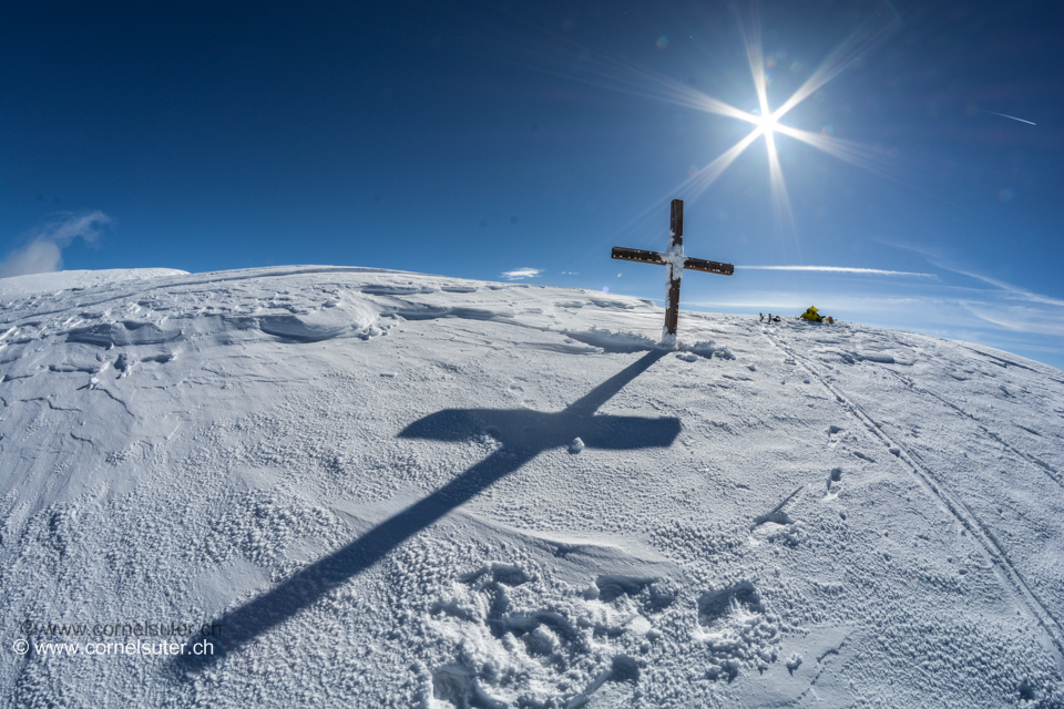 ... auf dem Sustenhorn 3503m. Hochnebelartige Bewölkung teilweise über 3100m. Zügige Bise. Gipfelhang fantastisch ... toller Pulver. (24.Mai 2015)