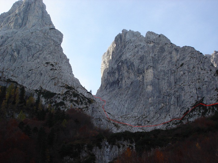 Von der Griesener Alm mit blick durch die Steinerne Rinne, dort geht der Weg hoch, von rechts kommend.