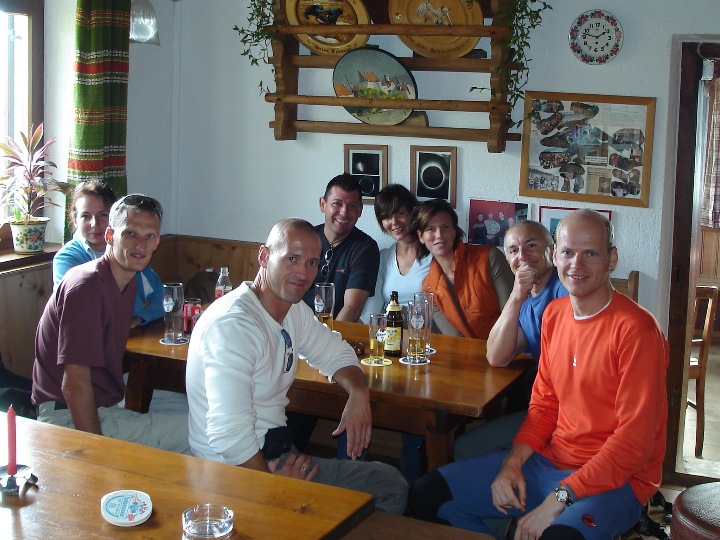 Die ganze Meute in der Taubenseehtte: ich, Roli, Renate, Steffi, Andreas, Debbi, Stephan, Mani.
