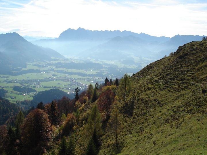 Aussicht von der Taubenseehtte auf das Kaisergebirge und Kssen.