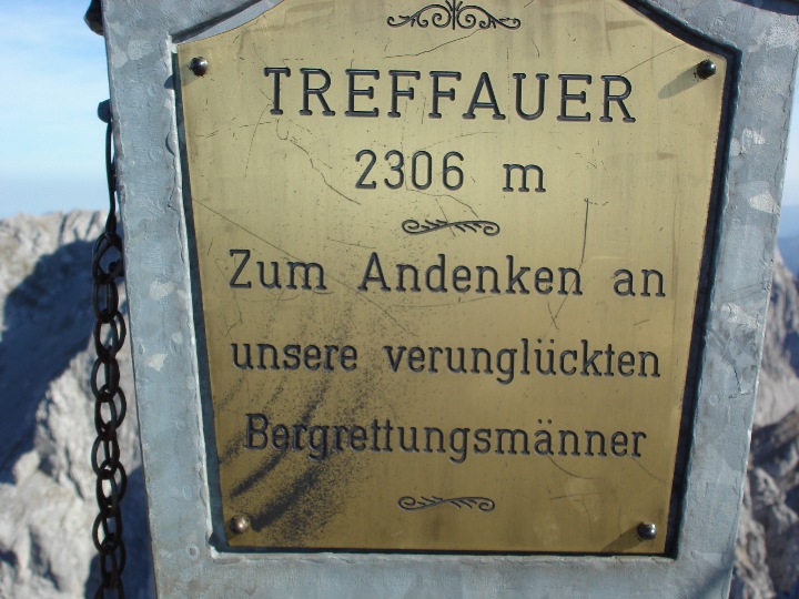 Gedenktafel am Gipfelkreuz vom Treffauer.