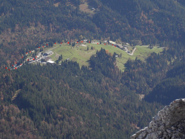 Rot gepunktet ist die kurze Mautstrasse hoch zur Wochenbrunner Alm.