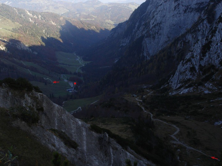 Vom Stripsenjoch gegen das Kaiserbachtal, bei punkt ist die Griesener Alm von dort Aufstieg zum Feldberg, rechter Pfeil Abstieg vom Stripsenjoch