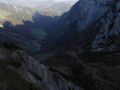 Vom Stripsenjoch gegen das Kaiserbachtal, bei punkt ist die Griesener Alm von dort Aufstieg zum Feldberg, rechter Pfeil Abstieg vom Stripsenjoch
